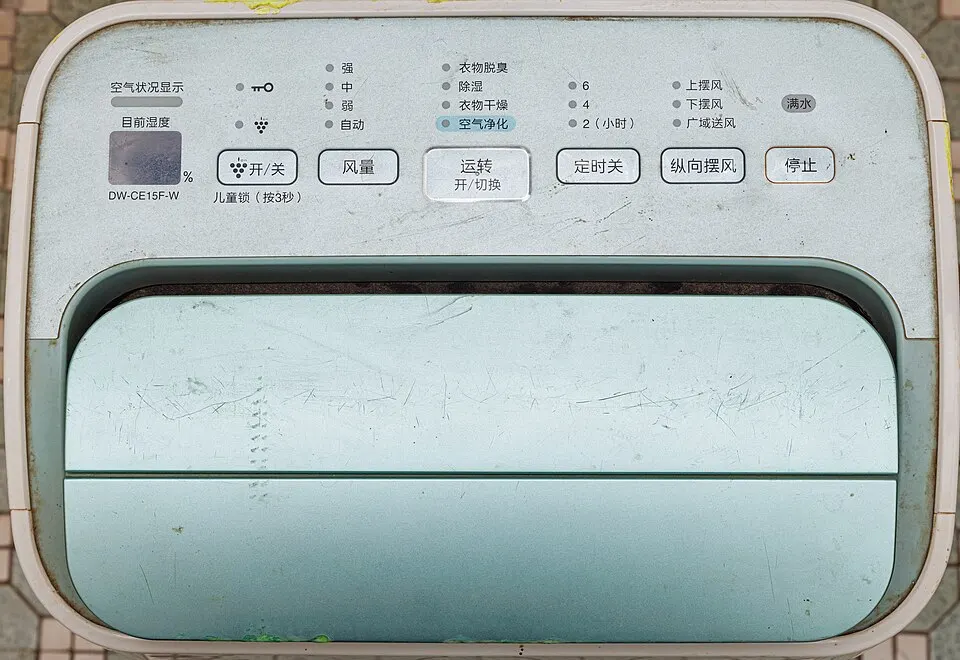 Panel de control de un deshumidificador con los botones de modo, temporizador y humedad