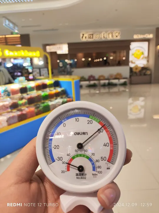 Termohigrómetro analógico con la zona de confort marcada en la esfera